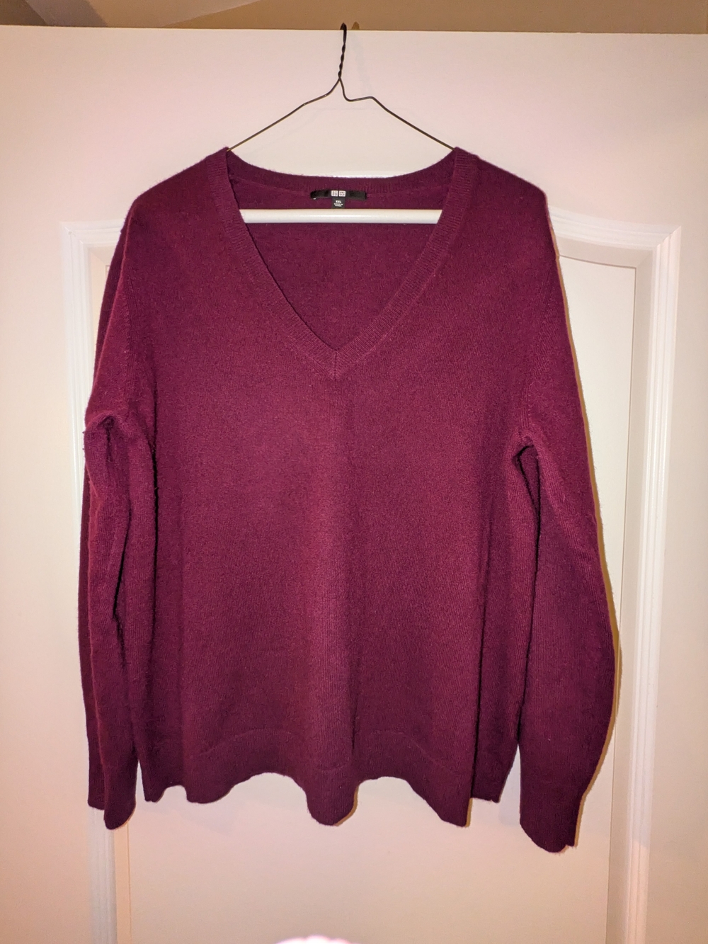 Uniqlo Xxl  Cashmere V-Neck Sweater in Berry